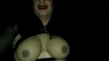 Seins Nus Sur Un Parking Routier