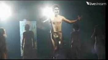 Homens Despidos Em Peça