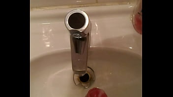 Novinho Batendo Punheta Na Pia Do Banheiro