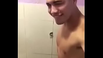 Mc Brisola Batendo Punheta No Banho