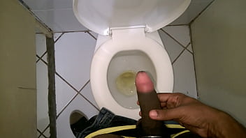 Nightfox6969 - Eu Dando Um Mijão Gostoso No Trampo