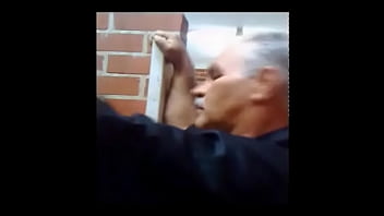 Coroa Chupando No Banheiro Publico