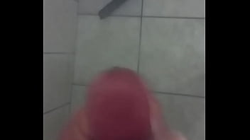 Batendo Punheta Enquanto Toma Banho Até Gozar