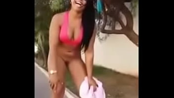 Putinha Gostosa Tirando A Roupa Na Rua