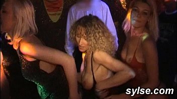 Milf Et Teen: Gode En Voiture Et Gangbang Partouze En Boite