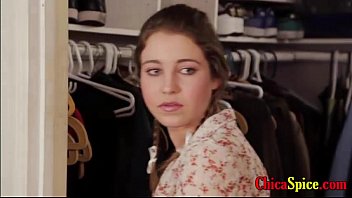 La Sobrina De Mi Esposa Se Pone Una Camiseta De Mi Closer De Ropa Queda Desnuda D. En El Cuar