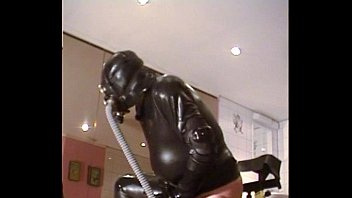 Roxina2003encasedinrubberandgasmask110203xxxl