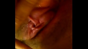 Exibindo A Buceta Linda Gozando