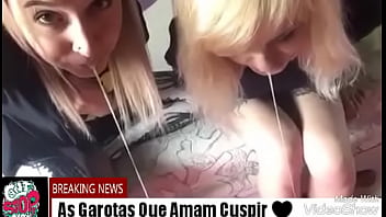 Garotas Cuspindo