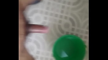 Sacudiendo La Verga En La Regadera