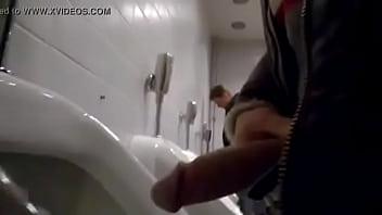 Pauzudo No Banheiro - gay, pau, pauzudo - Video 4877519