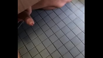 Pauzudo No Banheiro - gay, soloboy, pauzudo, banheirao - Video 5047807