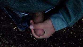 Masturbandose En El Bosque