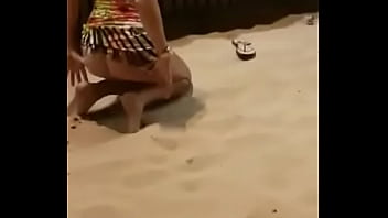 Novinha Safada Tira A Calcinha E Bate Uma Siririca Na Praia