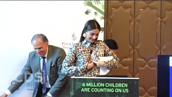 Sonam Kapoor Boobies Exposed, Wardrobe Malfunction Video !! Hd