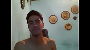Sexy Latino Mostrando Su Cuerpo