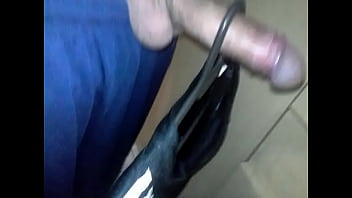 Precisa De Um Pau Cabide?