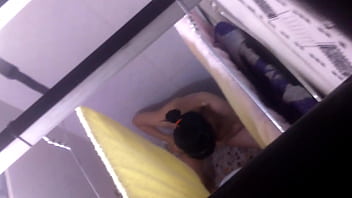 người y_u thủ d_m trong phòng tắm