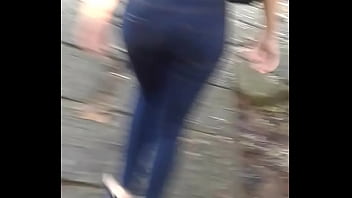 Nice Booty Walking By In Tight Jean Gostosa