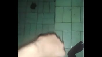 Moreno Se Soba La Verga En El Baño Uff