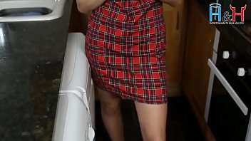 T_mida Jovencita Se Anima A Mostrarnos Su Interior En La Cocina