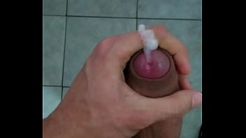 Quem Quer Leitinho? - cumshot, cum, bigcock, bigdick, gay, gozada, big-cock, big-dick, gozando, soloboy, banheiro - Video 4992680