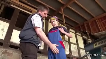 Skinny Teeny Laesst Sich Von Alten Bauern Ficken