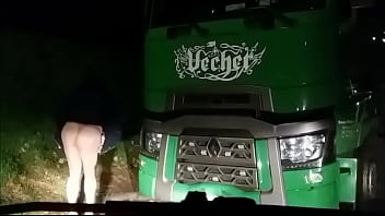 Salope A Gros Seins Sur Parking