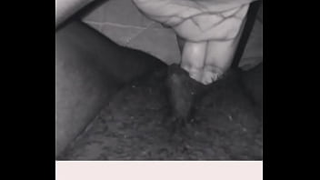 Enfiando Dois Dedos Na Buceta Cabeluda