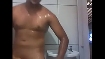 Novinho Fala Putaria E Toma Banho Na Cam