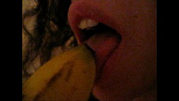 Chupando Un Apetecible Plátano