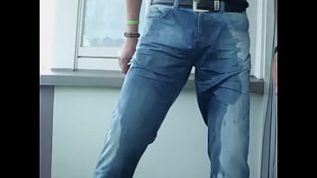 Jeans Piss Auf Dem Balkon...