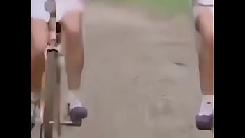 khi con gái muốn thủ d_m ngay tr_n xe đạp