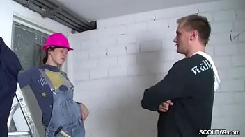 Teeny Handwerkerin Laesst Sich Vom Kunden Ficken