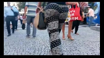 Bunda Gostosa Caminhando Na Rua