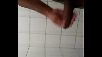 Acordando A Vara No Banheiro Debaixo Do Chuveiro