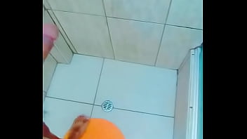 En la ducha!!!! bañando al ......