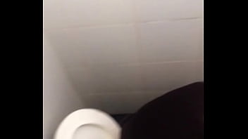 Joven Pervertido Metiendose Papel En El Baño