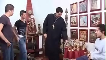 Padre Dá Duro Em Coroinhas / Priest Fucks Altar Boys
