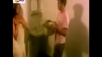 Aunty In Bathroom Seduces Servant For Fun And Mast