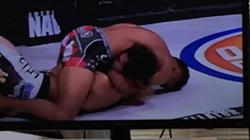 Black Fighter Rub His Bulge On Opponent' Ass / Luchador Negro Soba Bulto