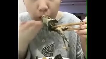 Asiática Comendo Várias Pererecas