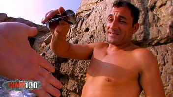 Penelope Tiger Se Paye Une Bite Espagnole Dans Son Cul à La Plage