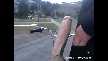 Sentando No Consolo Da Bike