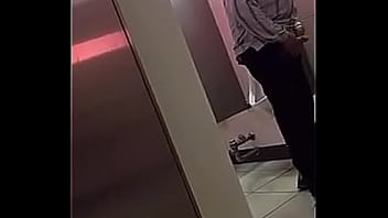 Coroa Se Exibindo No Banheirão