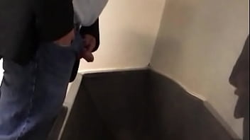 Espiando Coroa Mijando Em Banheiro Publico Ii