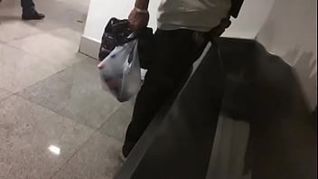 Espiando Mijada No Banheiro Publico