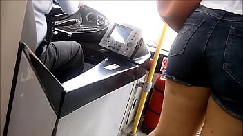 Peruana Culona En El Metropolitano Con Shortcito