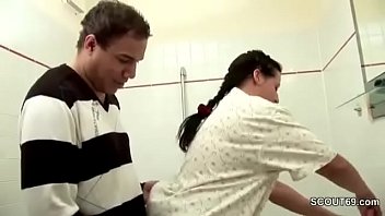 Mutti Beim Putzen Begrabscht Und Gefickt