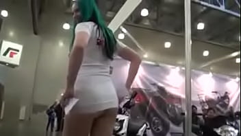 Hermosa Edecán En Mini